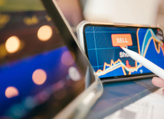 Trader die Bitcoin-, Ethereum- en forexmogelijkheden op meerdere markten bekijkt