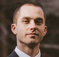 Portret van Thomas Whitfield, expert op de crypto markt en handelsanalist